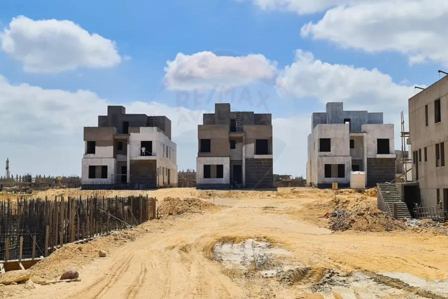 فيلا تاون هاوس للبيع 183 م أرض + 290 م مباني بالم هيلز  ( كومباوند بالم هيلز الأسكندرية )