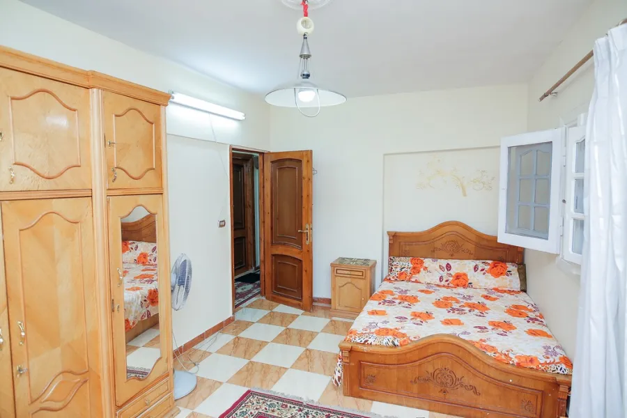 شقة للايجار مفروش 110م ميامي ( 3 نمرة من البحر )