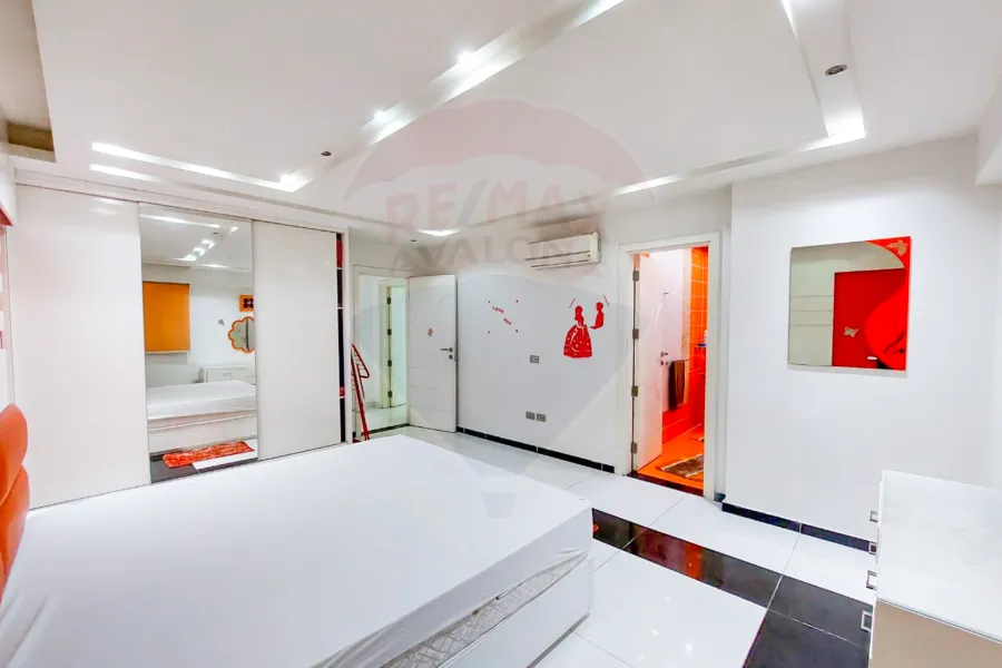 شقة للبيع 400 م سابا باشا (علي البحر مباشرة)