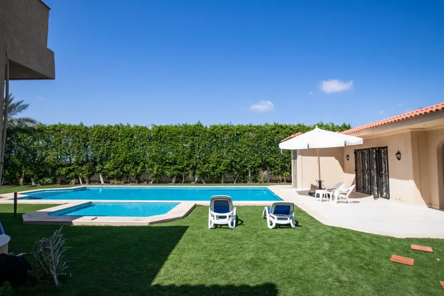 فيلا للإيجار 4500م بكينج مريوط  (بجوار مطار برج العرب)