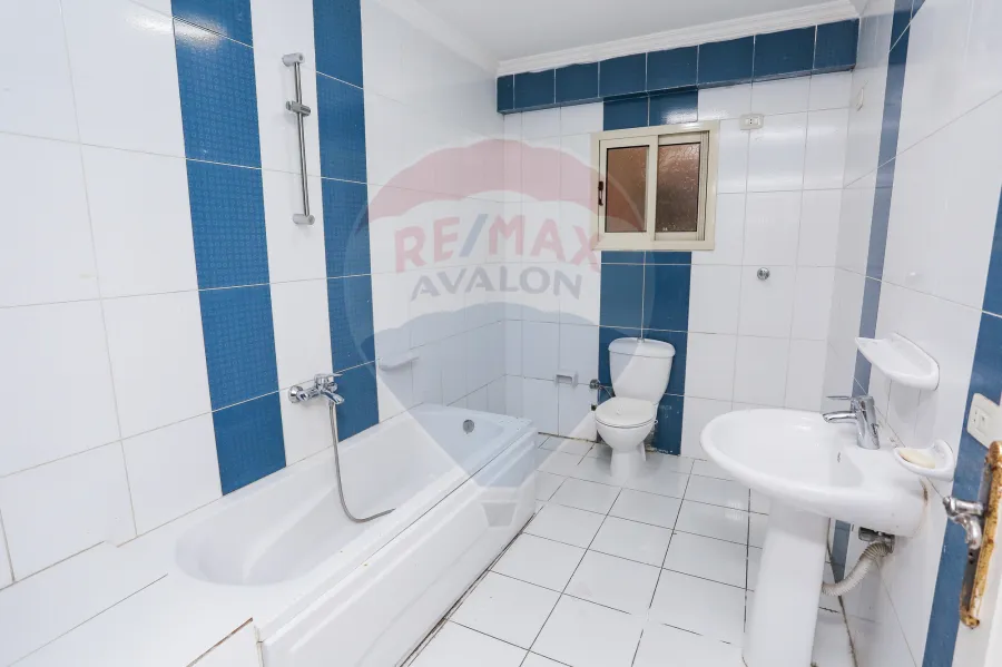 شقة للايجار 265 م رشدي (علي الترام مباشرة)