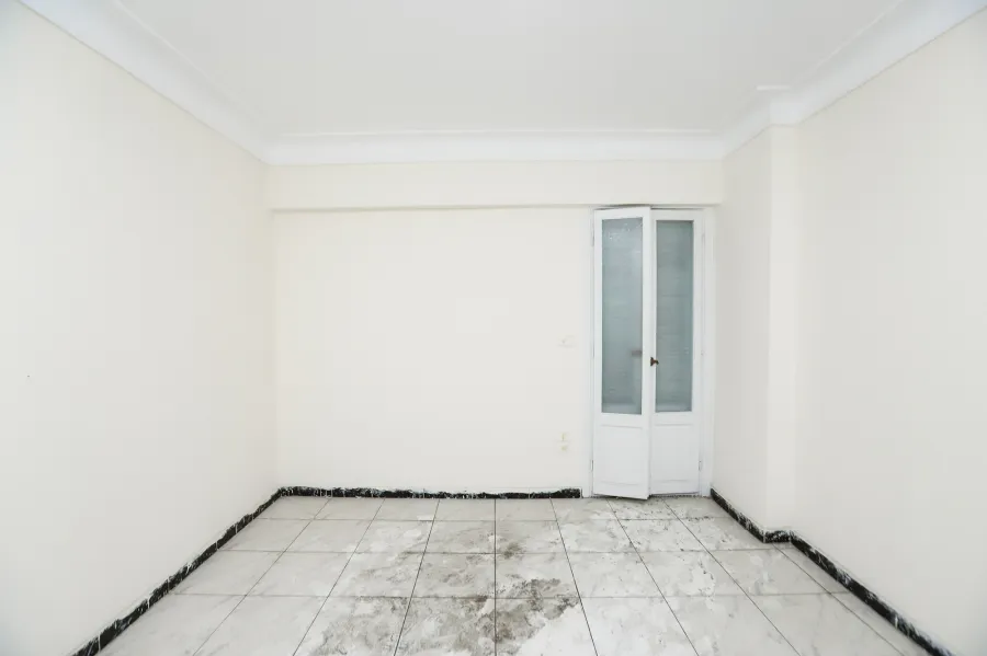 شقة للبيع 130 م ميامي ( علي البحر مباشرة - خطوات من ش 45)