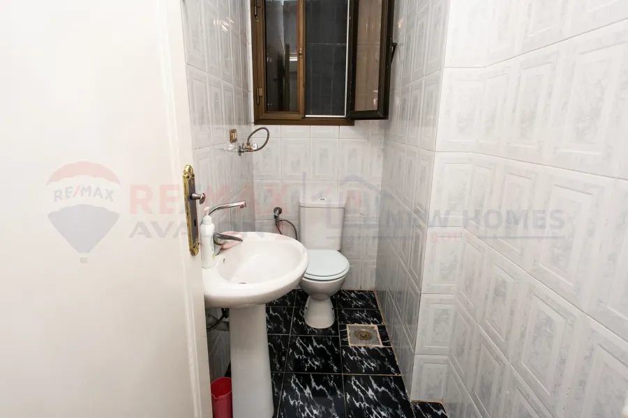 شقة للبيع 170 م رشدي (ش سوريا الرئيسى - خطوات من البحر)