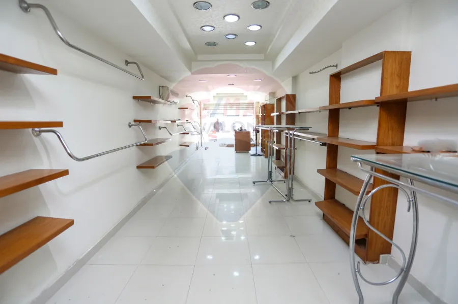 محل للايجار 60 م كامب شيزار (على الترام مباشرة)