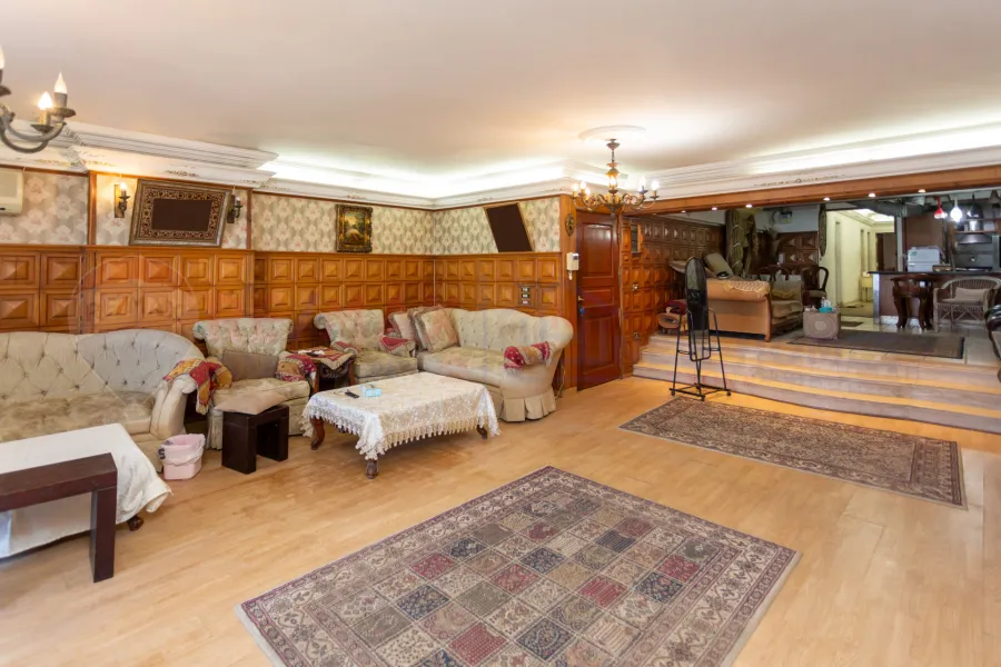 شقة للبيع 225 م كامب شيزار (علي البحر مباشرة)