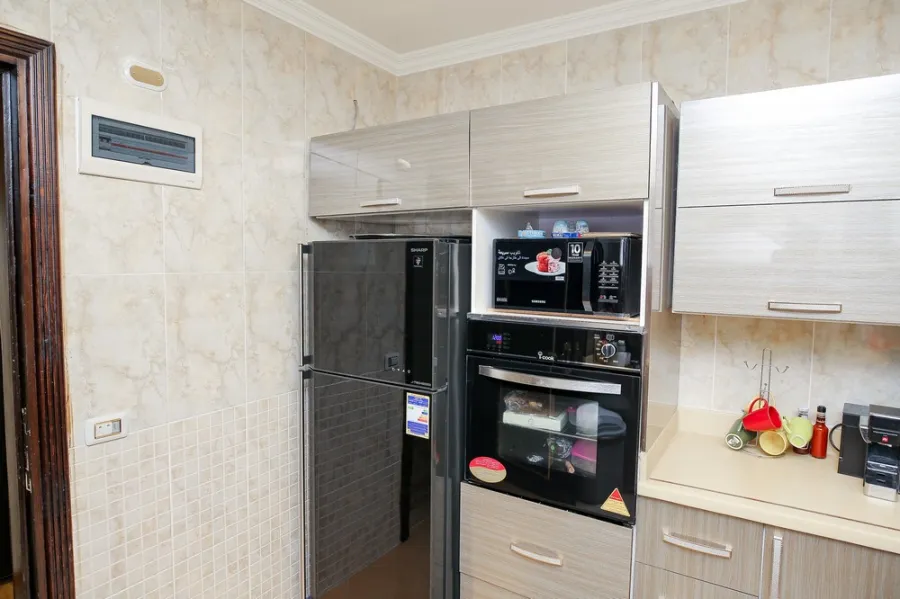 شقة للبيع 200م لوران ( ش عز العرب )