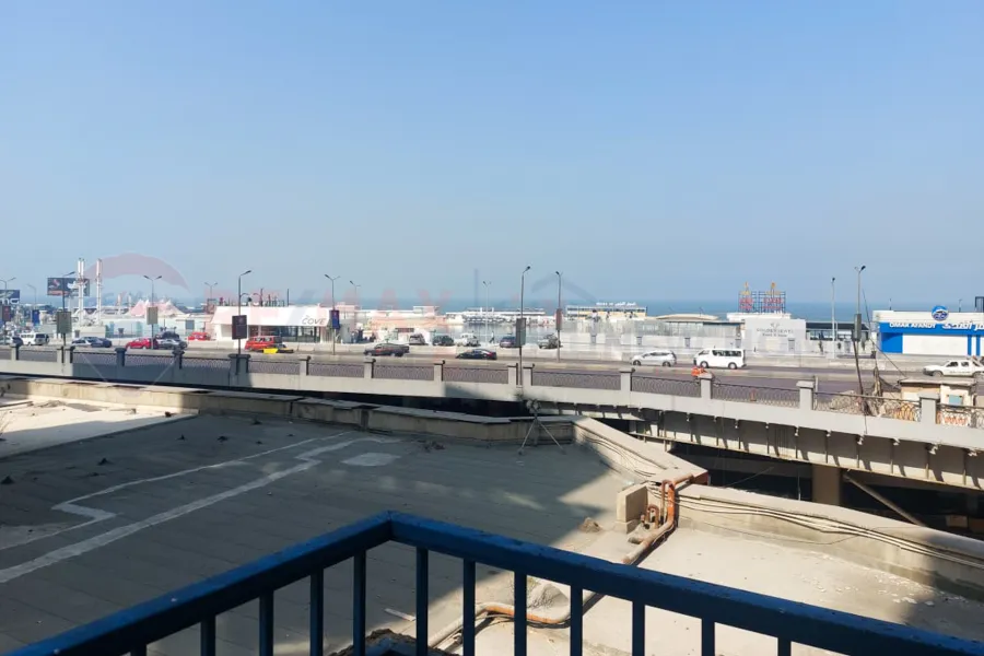 شقة مفروشة للإيجار السنوي 120 م سيدي جابر (عمارات الضباط - اول نمرة بحر)