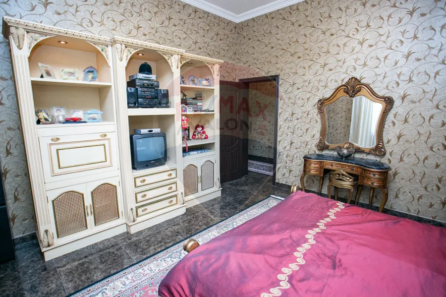 فيلا للبيع 4200 م كينج مريوط ( 2 نمرة من طريق الكافورى - أمام بوابة كينج هايتس )