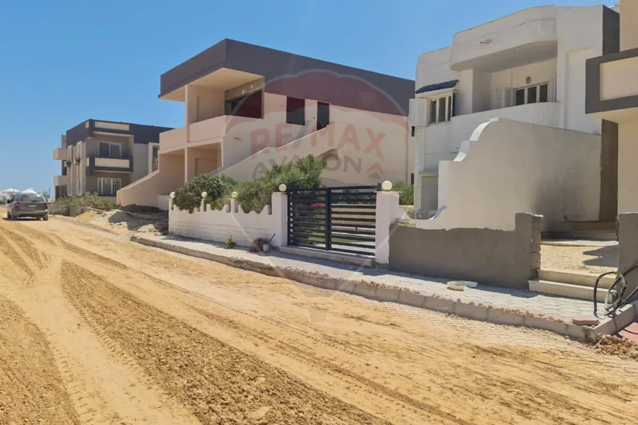 فيلا ستاند الون للبيع (رأس الحكمة سور بسور مع هايد بارك وسى شل) 300 م