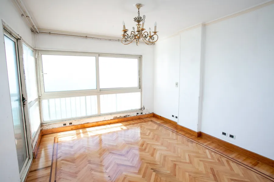 شقة مسجلة للبيع 123 م لوران (على البحر مباشرة)