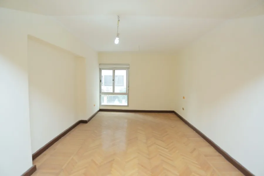 مكتب ادارى للايجار 200م زيزنيا (ش.أبو قير مباشرة)