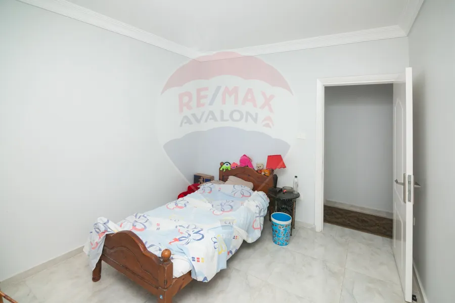 شقة للبيع 125 م لوران (تاني نمره من  ش الإقبال - خطوات من البحر)