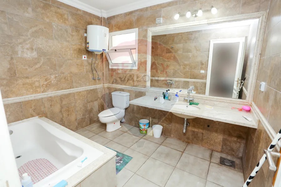 شقة للبيع 194 م زيزينيا (كومباوند بشارع ابو قير الرئيسي)