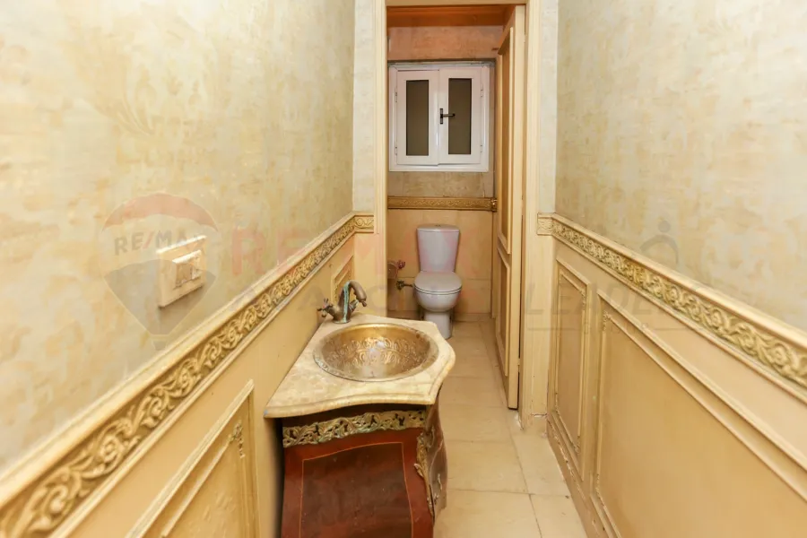 شقة للبيع 250 م جناكليس (ش ابو قير)