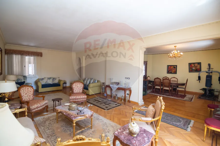 شقة دوبلكس للبيع 300 م الازاريطة (ش الاسكندر الاكبر - خطوات من البحر )