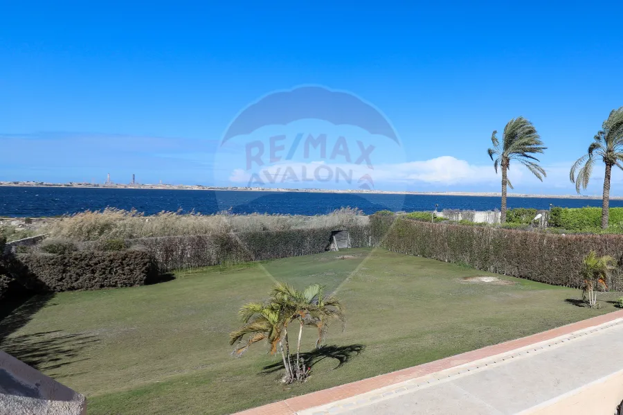 قصر للبيع 3,800 م كينج مريوط (علي البحيرة مباشرة)