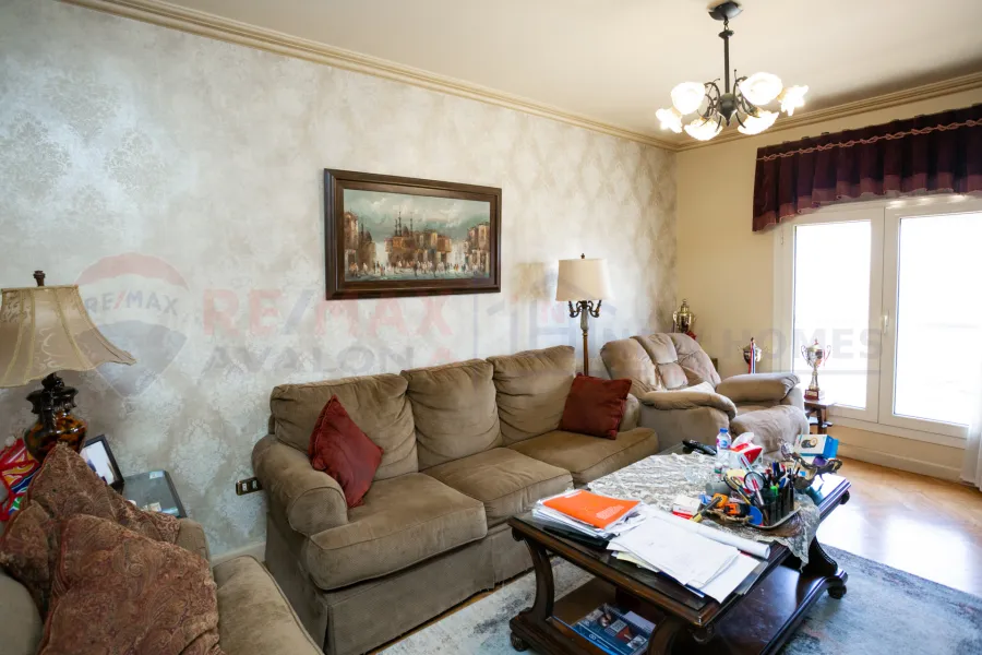 شقة للبيع 160 م كفر عبده (ش سكينة بنت الحسين)