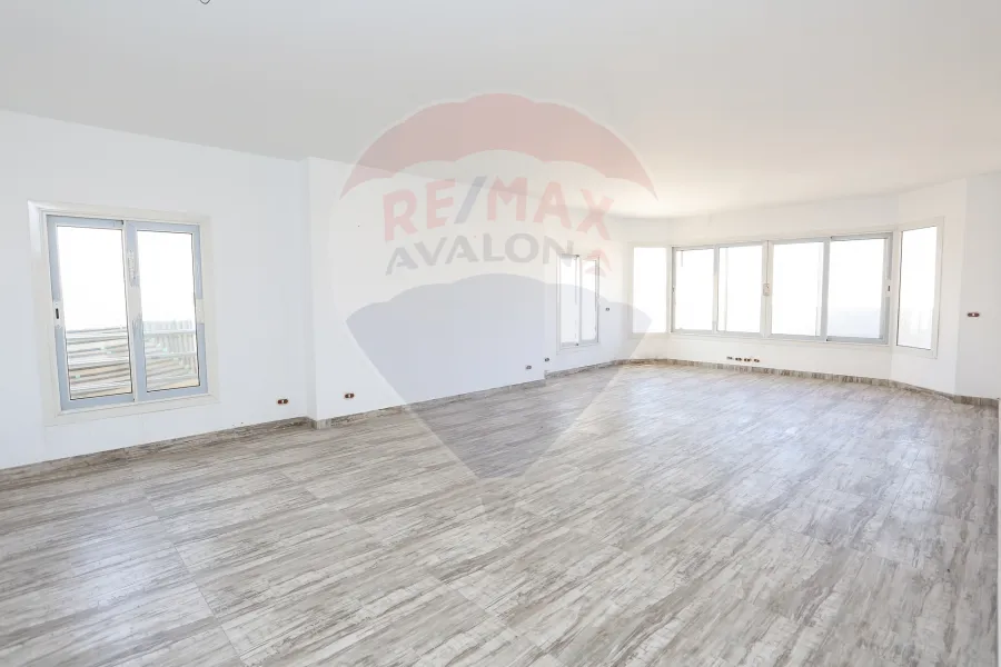 شقة للإيجار 285 م مباني + 210 م تراس سموحة (شارع زكي رجب)