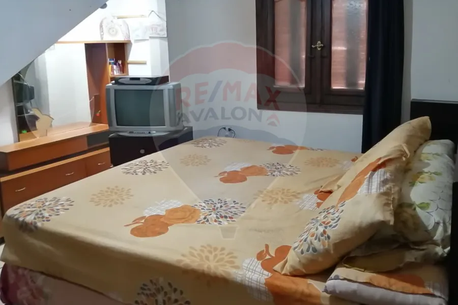 شاليه للبيع (جامعة الدول) 130م + 130م روف