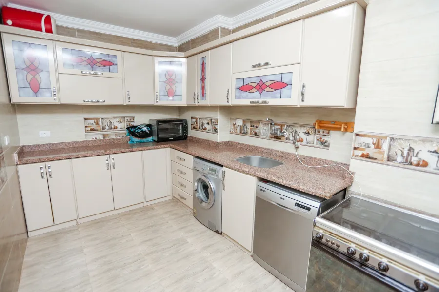 شقة للبيع 165 م جناكليس ( خطوات من ش ابو قير )