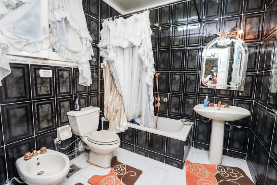 شقة للبيع 265م المندرة (أمام فندق وردة العصافرة)