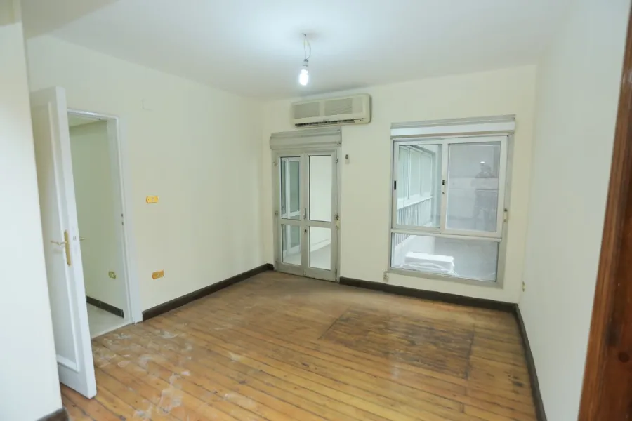 مكتب ادارى للايجار 200م زيزنيا (ش.أبو قير مباشرة)