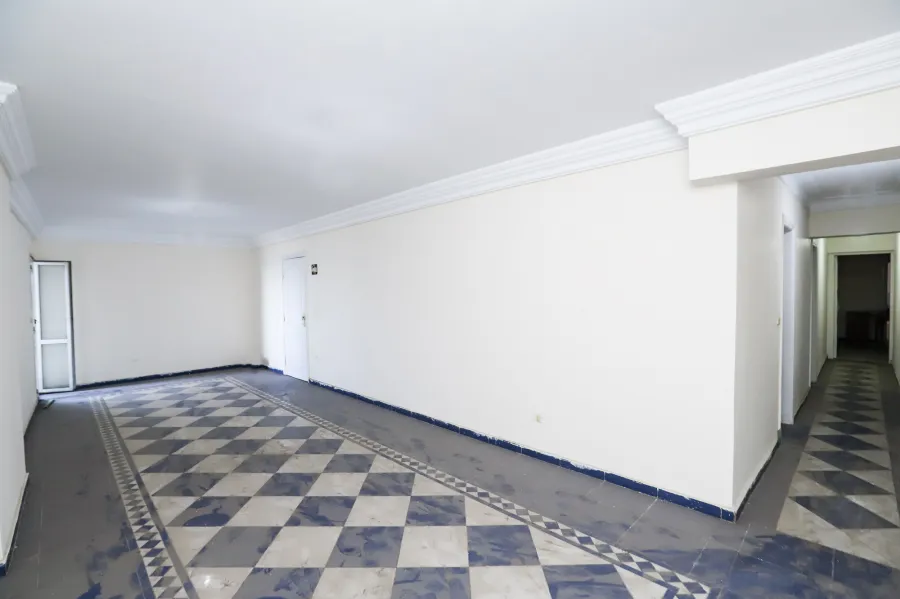 شقة للبيع 130 م ميامي ( علي البحر مباشرة - خطوات من ش 45)