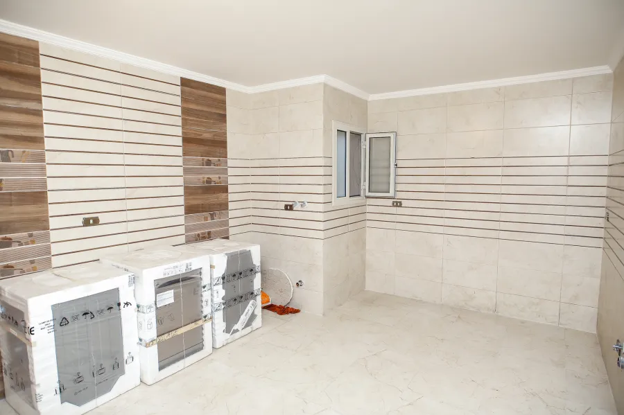 شقة للبيع 225م جناكليس (ش أبوقير - برج اوبال - السلام انتربيلد)