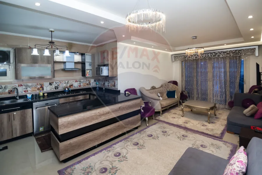 شقة للبيع 125 م كامب شيزار (على البحر مباشرة - عمارة براند)