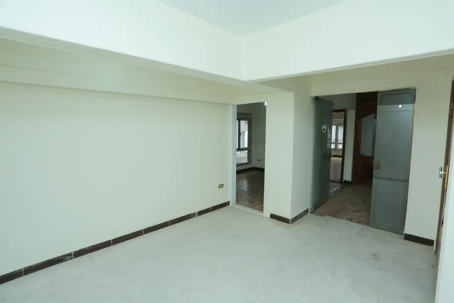 مكتب ادارى للايجار 200م زيزنيا (ش.أبو قير مباشرة)