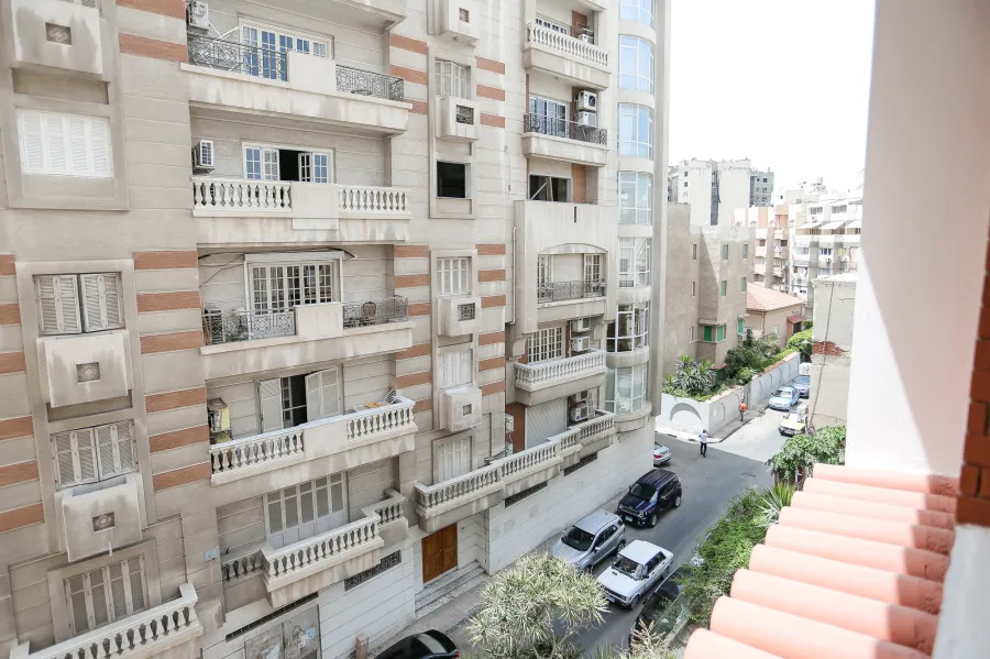 شقة للايجار 160 م كفر عبده (بجوار حديقه اللمبي)