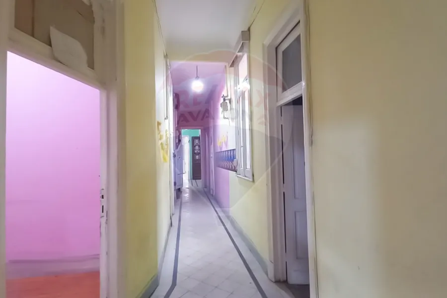 شقة للإيجار 200 م الازاريطة ( بالقرب من كلية طب اسنان )