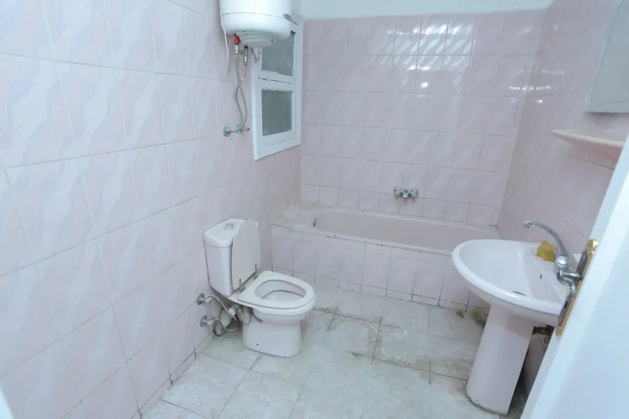 مكتب ادارى للايجار 200م زيزنيا (ش.أبو قير مباشرة)