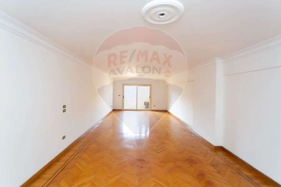 شقة للبيع 235 م كفر عبده (ش سكينة بنت الحسين)