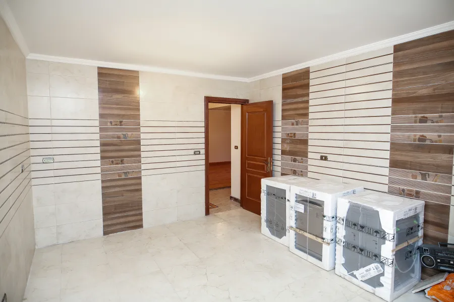 شقة للبيع 225م جناكليس (ش أبوقير - برج اوبال - السلام انتربيلد)