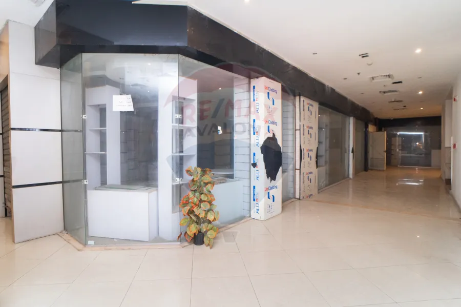 محل للايجار 220 م المنتزه (داخل مول رويال بلازا)