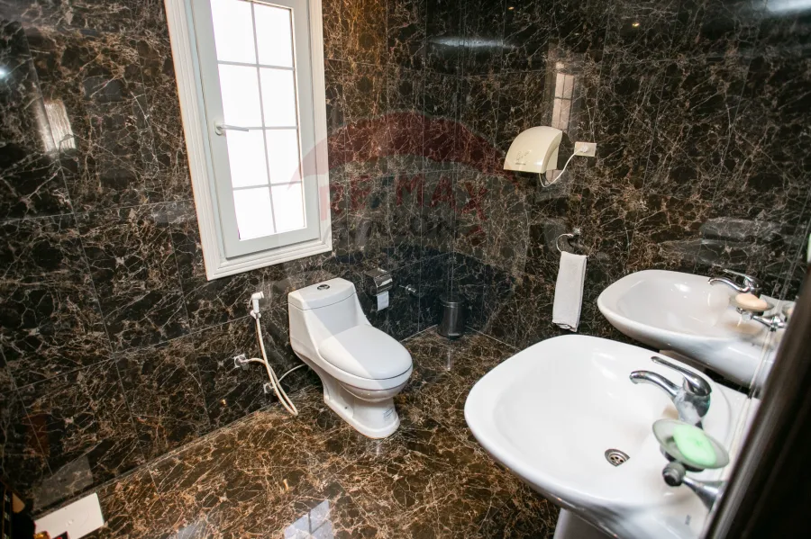 فيلا للبيع 4200 م كينج مريوط ( 2 نمرة من طريق الكافورى - أمام بوابة كينج هايتس )