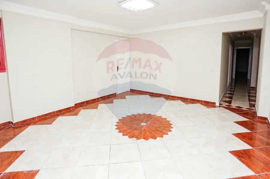 شقة للايجار 265 م رشدي (علي الترام مباشرة)