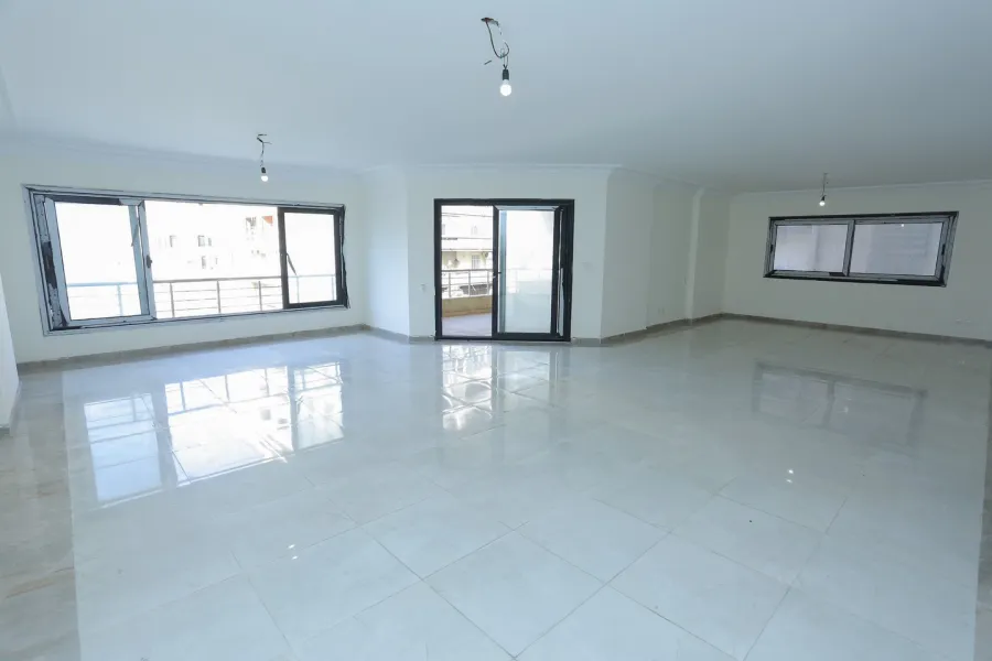 شقة للبيع 275م شقة للبيع 275م جليم (ش أبو قير الرئيسى)