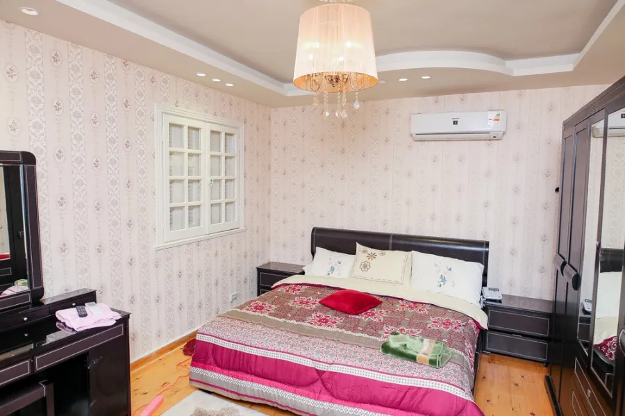 شقة للبيع 200م لوران ( ش عز العرب )