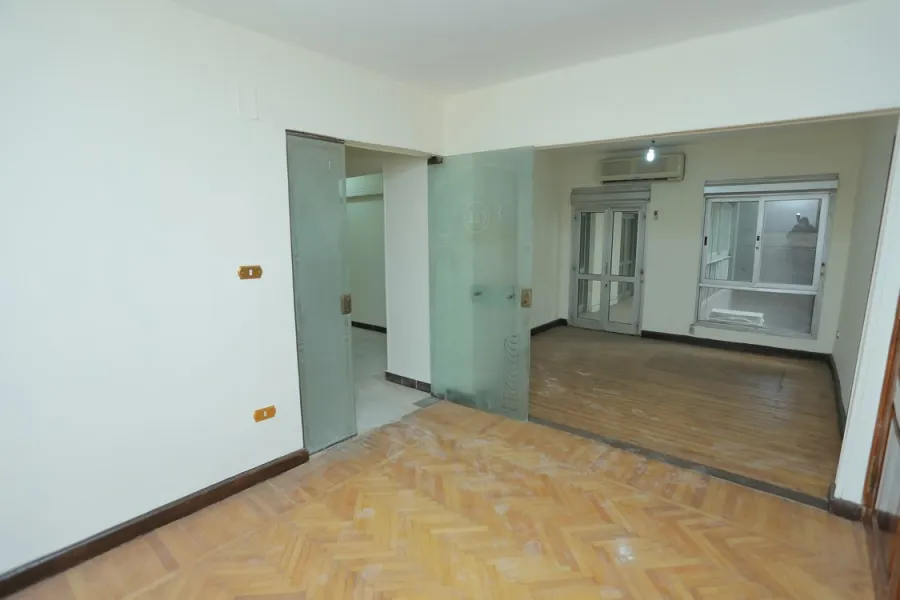 مكتب ادارى للايجار 200م زيزنيا (ش.أبو قير مباشرة)