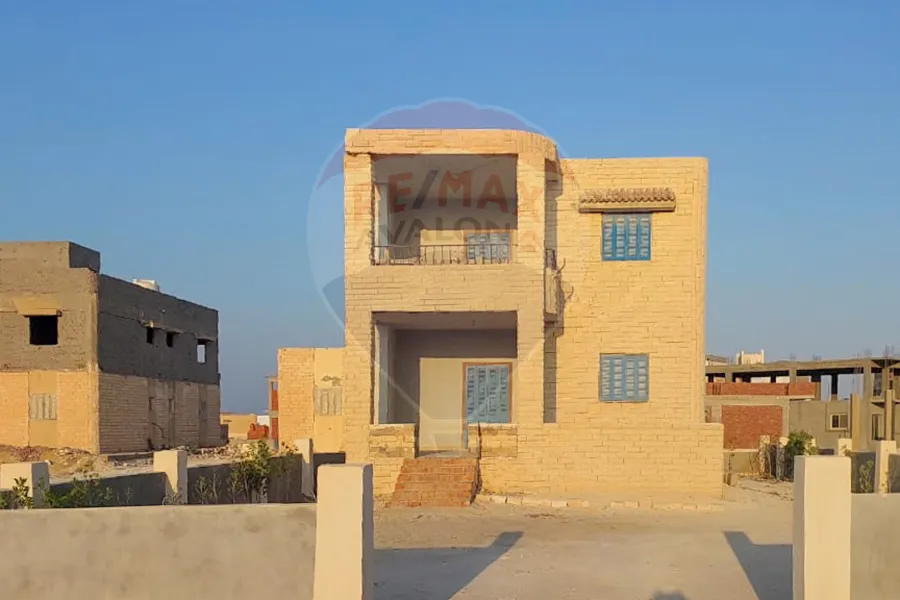 فيلا ستاند الون للبيع (رأس الحكمة سور بسور مع هايد بارك وسى شل) 300 م