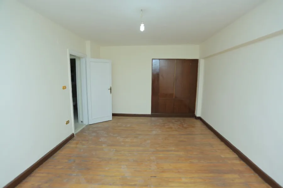 مكتب ادارى للايجار 200م زيزنيا (ش.أبو قير مباشرة)