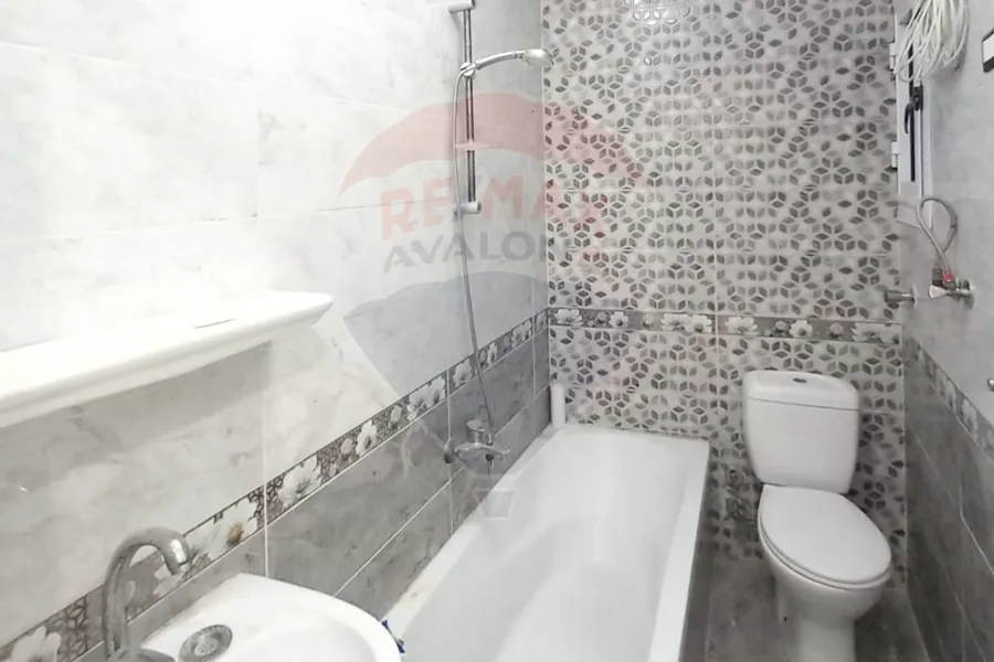 Administrative Unit for rent 130 m Sidi gaber ( Steps from Mostafa Kamel Tram Station)