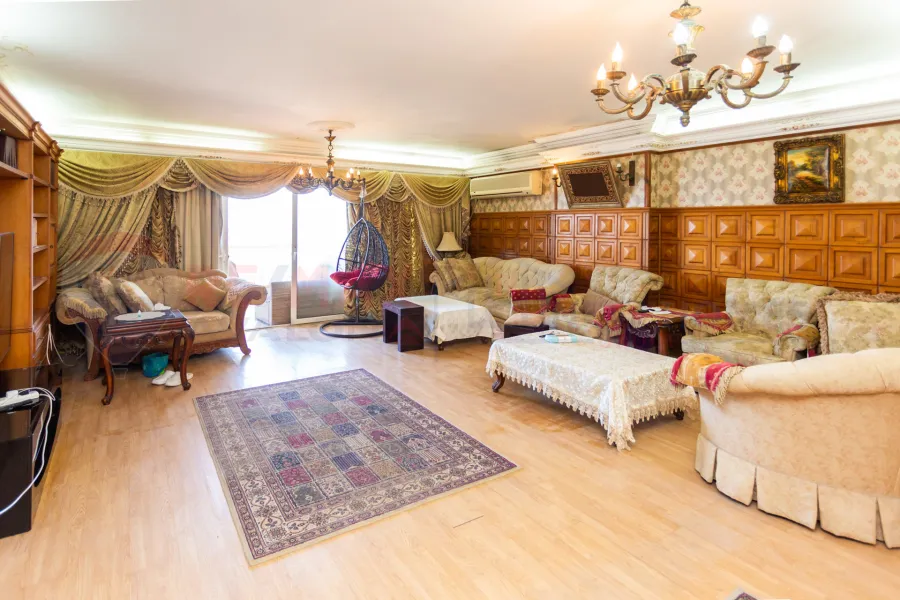 شقة للبيع 225 م كامب شيزار (علي البحر مباشرة)