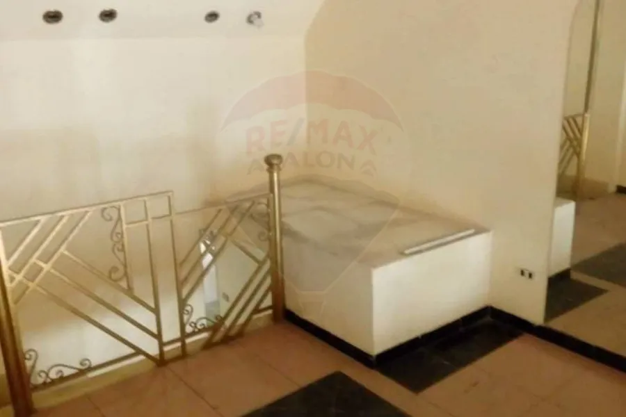 Shop 33 m + 8 m Up floor for rent Zizinia (directly Abu Qir St - near Yahya Mosque)