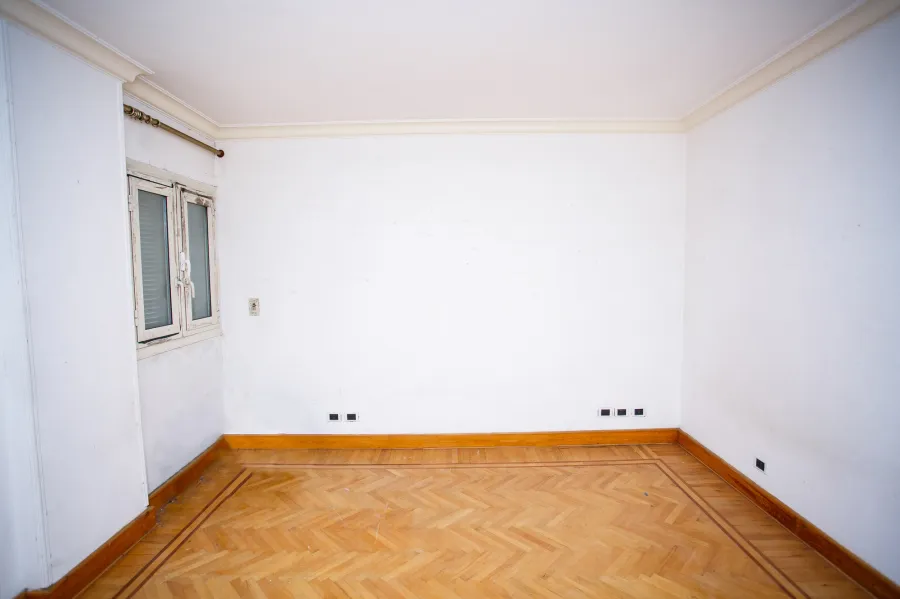 شقة مسجلة للبيع 123 م لوران (على البحر مباشرة)