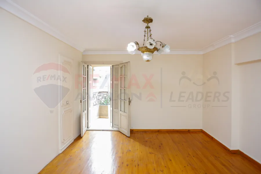 شقة للبيع 250 م جناكليس (ش ابو قير)