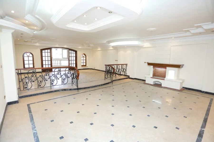 شقة للبيع 300 م سموحة ( ش الخمسين )