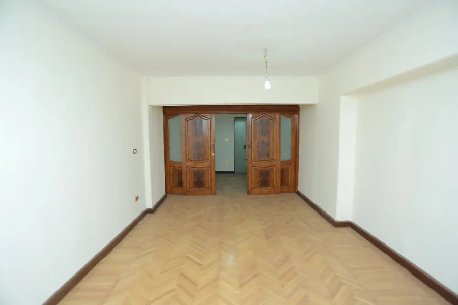 مكتب ادارى للايجار 200م زيزنيا (ش.أبو قير مباشرة)